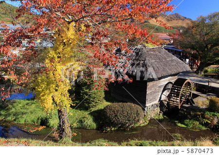 忍野村の水車小屋 忍野村の水車小屋 5870473