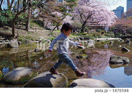 飛び石を渡る子供 5870588