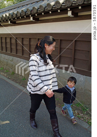 手を繋いで歩く親子 5870591