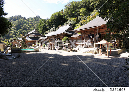 四国霊場第12番札所「焼山寺」右から大師堂、本堂、三面大黒天堂 四国霊場第12番札所「焼山寺」右から大師堂、本堂、三面大黒天堂 5871663