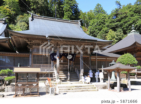 四国霊場第12番札所「焼山寺」本堂とお遍路さん 四国霊場第12番札所「焼山寺」本堂とお遍路さん 5871666
