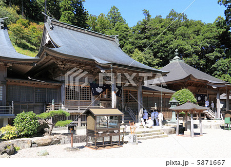 四国霊場第12番札所「焼山寺」本堂、大師堂とお遍路さん 5871667