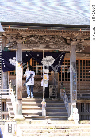 四国霊場第12番札所「焼山寺」本堂とお遍路さん 5871668