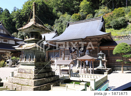 四国霊場第12番札所「焼山寺」本堂と石塔 5871675