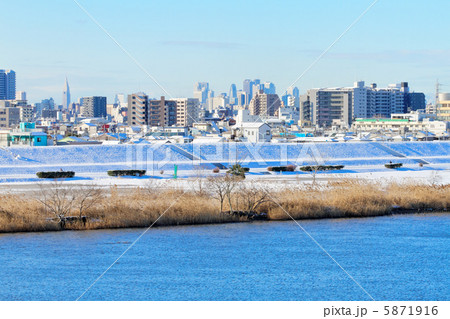 千住新橋より雪化粧の住宅街と新宿の高層ビル群を臨む 5871916