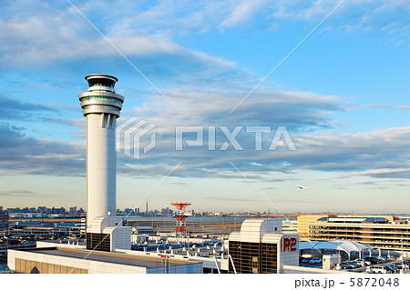 青空が広がる東京国際空港の管制塔と東京スカイツリー 5872048