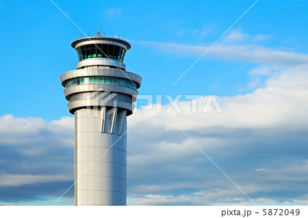 東京国際空港の管制塔と飛行中の旅客機と青空 東京国際空港の管制塔と飛行中の旅客機と青空 5872049