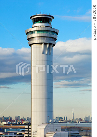 青空が広がる東京国際空港の管制塔と東京スカイツリー 青空が広がる東京国際空港の管制塔と東京スカイツリー 5872050