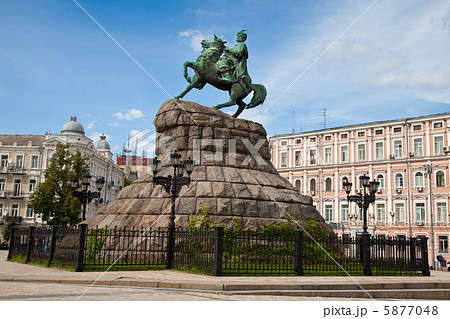 Hetman Bogdan Khmelnitsky statue in Kiev, Ukraine 5877048