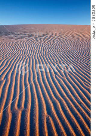 夕日でピンク色に染まるホワイトサンズ 5880209