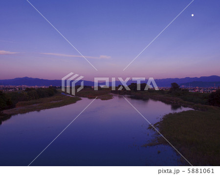重信川と月 5881061
