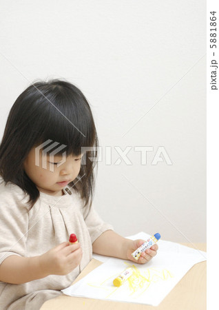 お絵かきする女の子 お絵かきする女の子 5881864
