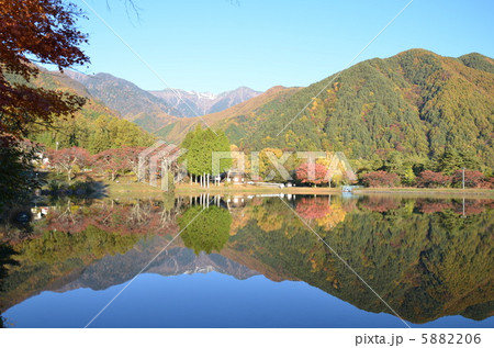 冠雪した宝剣山と紅葉の駒ヶ池 冠雪した宝剣山と紅葉の駒ヶ池 5882206