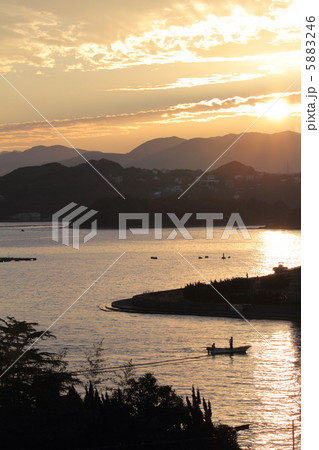 和歌山県白浜町田辺湾の夜明け　　 5883246