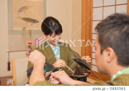 旅館で食事をする女性 5883561