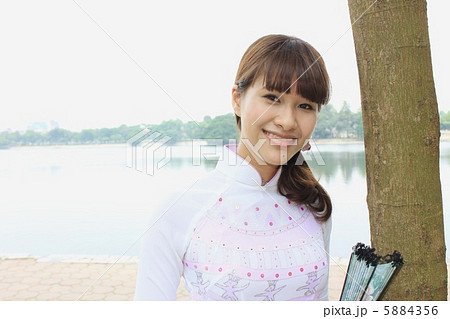 木に寄り添うベトナム女性 木に寄り添うベトナム女性 5884356