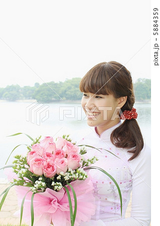 花を持って微笑むベトナム美女 5884359