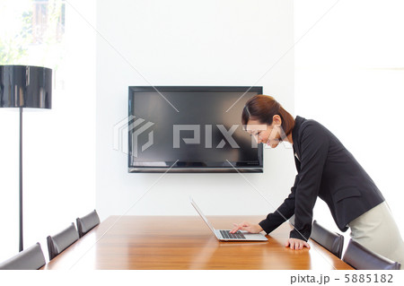 ノートパソコンを見るビジネスウーマン ノートパソコンを見るビジネスウーマン 5885182