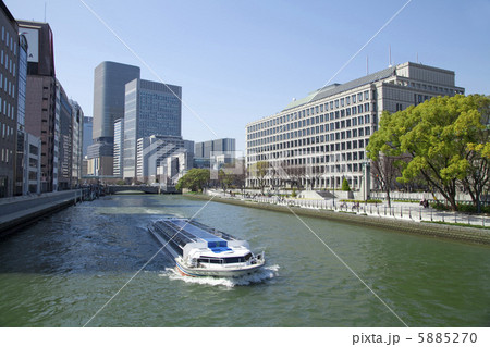 中之島のビル群と水上バス 5885270