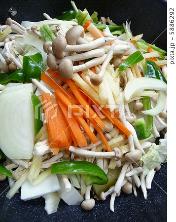 野菜炒め用に切った野菜 野菜炒め用に切った野菜 5886292