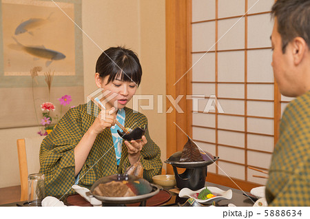 温泉で食事をする女性 5888634