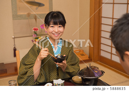 温泉で食事をするカップル 温泉で食事をするカップル 5888635