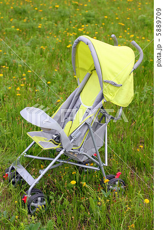 baby stroller on green lawn baby stroller on green lawn 5889709