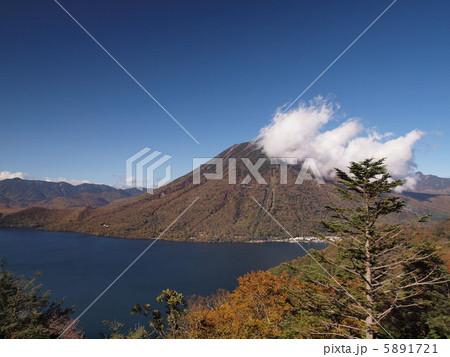 男体山と中禅寺湖 5891721