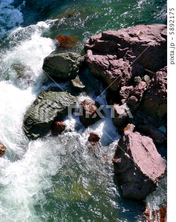 赤岩青巌峡　流れふたつ、三種の岩と出会う 5892175