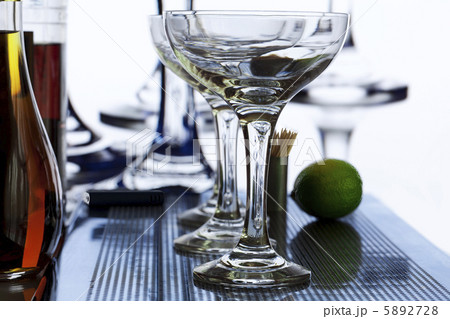 バーカウンターの後ろに 5892728