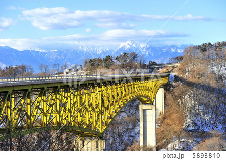 八ヶ岳高原大橋と南アルプス 5893840