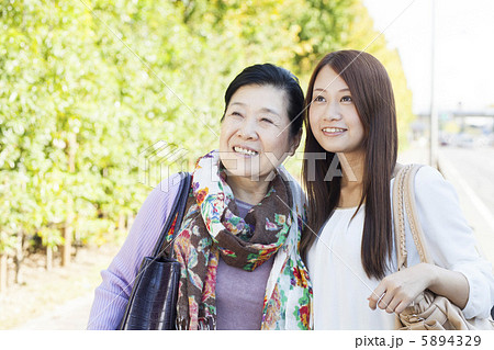 一緒に歩くおばあさんと孫 5894329
