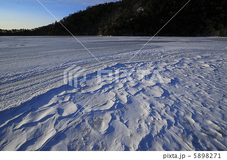 奥日光　冬の湯ノ湖 5898271