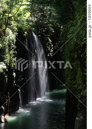 宮崎県高千穂峡の真名井の滝 宮崎県高千穂峡の真名井の滝 5899664