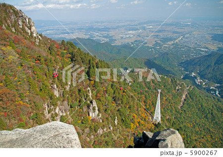 秋の山肌に連なるゴンドラ(御在所ロープウエイ) 秋の山肌に連なるゴンドラ(御在所ロープウエイ) 5900267