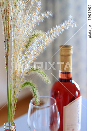 ススキとワイン 5901904