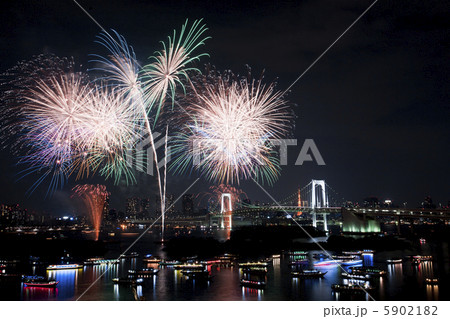 東京都 お台場の花火とレインボーブリッジの写真素材
