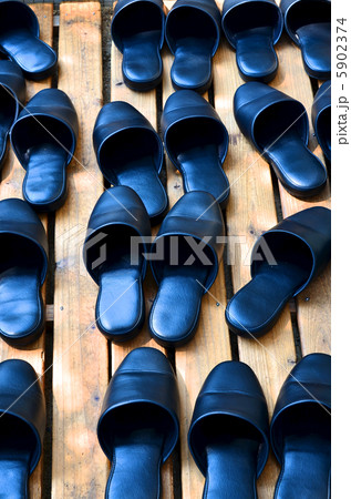 玄関で脱ぎ散らかされた沢山のスリッパ 玄関で脱ぎ散らかされた沢山のスリッパ 5902374