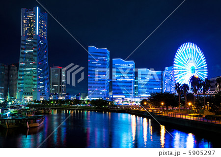 横浜みなとみらいの夜景(万国橋より) 5905297