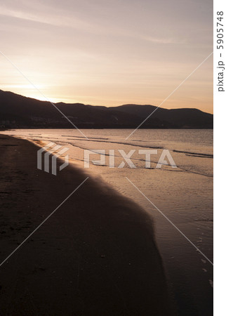 夕暮れの海岸 5905748