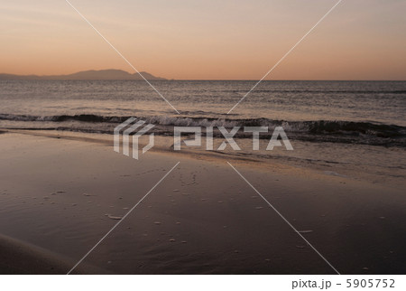 夕暮れの海岸 5905752