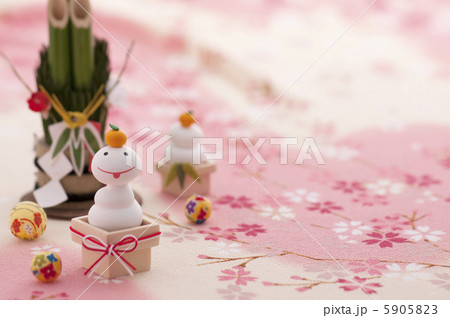 鏡餅の真似をするへびのクラフトと門松と手鞠 5905823