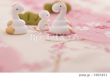 へびの家族と松の葉のクラフト 5905851