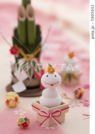 鏡餅の真似をするへびのクラフトと門松と手鞠 鏡餅の真似をするへびのクラフトと門松と手鞠 5905932