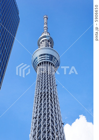 青空が広がる東京スカイツリーとイーストタワー 5906650