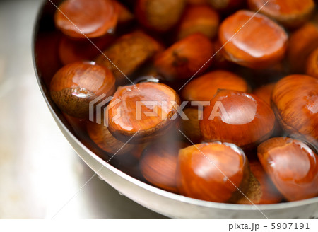 水につけた栗 5907191
