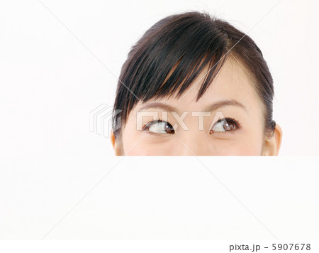 顔を出す女の子 顔を出す女の子 5907678
