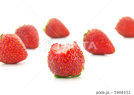 食べかけのイチゴの写真素材