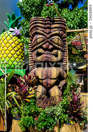 ハワイの木彫りの人形の写真素材 [5908964] - PIXTA