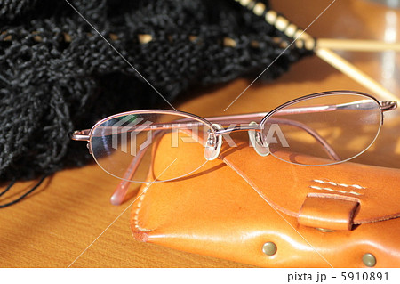 老眼鏡とレザーケースと編みかけのニット 手芸イメージ 老眼鏡とレザーケースと編みかけのニット 手芸イメージ 5910891